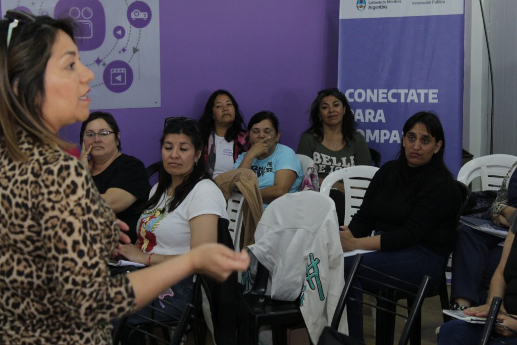 Patricia Marileo dictando el taller frente a varias mujeres en Punto Digital Trelew